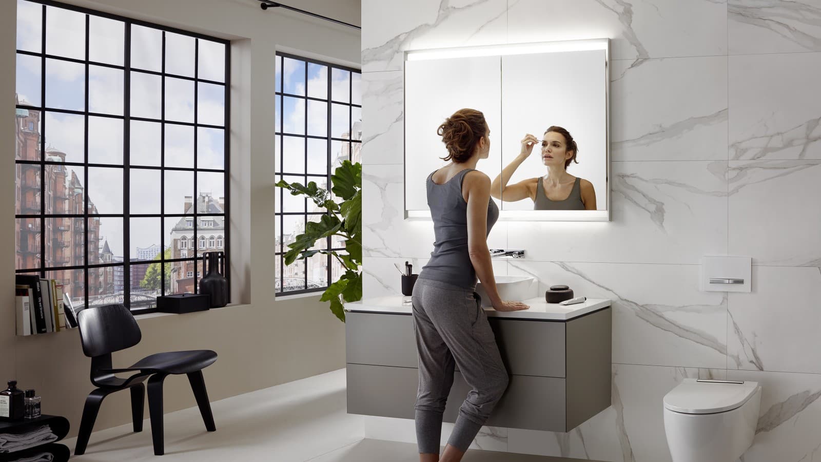 Жінка у ванній кімнаті з Geberit ComfortLight Жінка у ванній кімнаті з Geberit ComfortLight