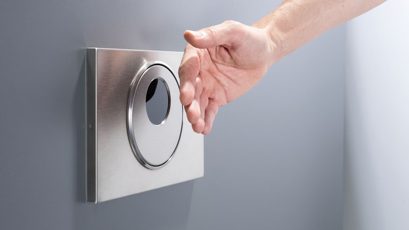 Безконтактна кнопка змиву Geberit Sigma10 з дистанційним керуванням змивом, кругла, з рукою Безконтактна кнопка змиву Geberit Sigma10 з дистанційним керуванням змивом, кругла, з рукою