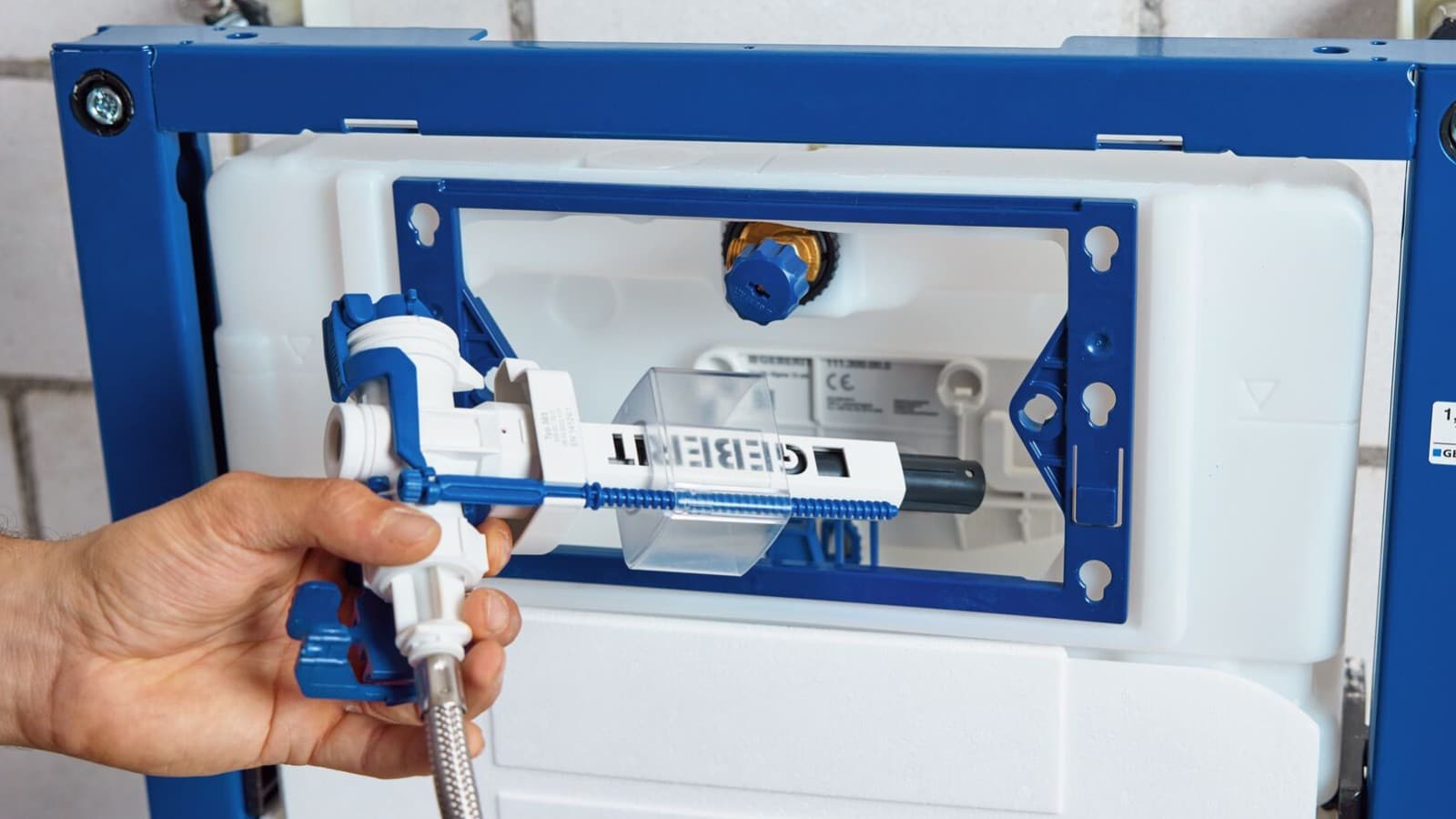 Клапан наповнення Geberit тип 383, встановлений в бачок прихованого монтажу Клапан наповнення Geberit тип 383, встановлений в бачок прихованого монтажу