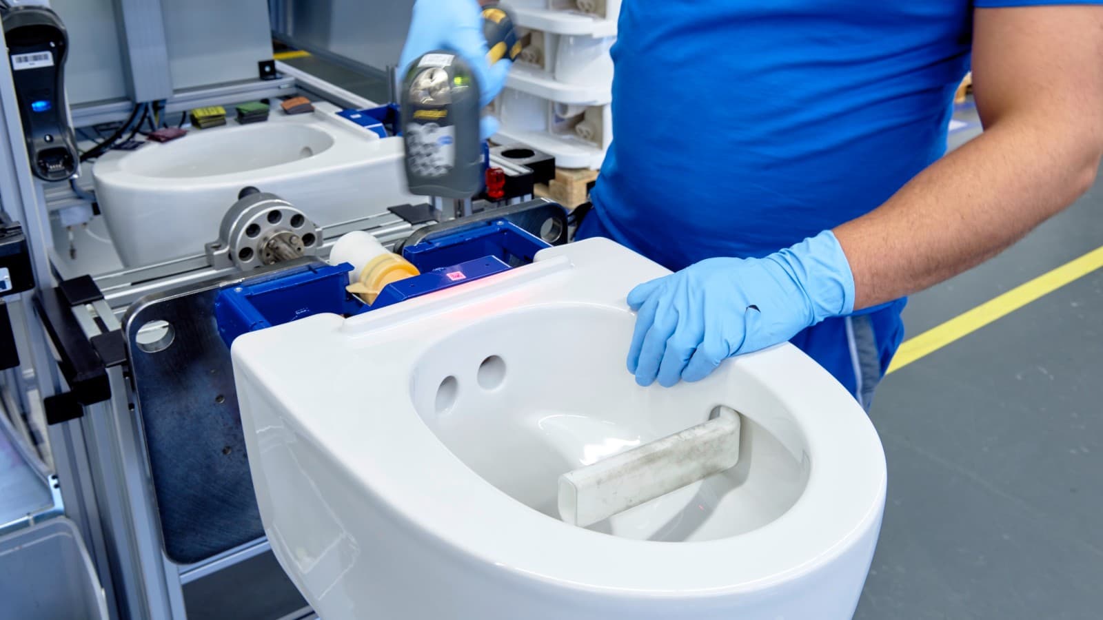 Співробітник Geberit працює над унітазом-біде Geberit AquaClean Mera в Йоні Співробітник Geberit працює над унітазом-біде Geberit AquaClean Mera в Йоні