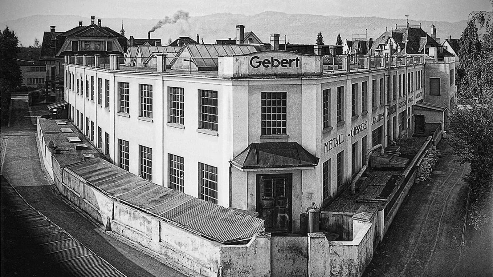 Перша фабрика Geberit у Рапперсвілі в 1920-х роках. Перша фабрика Geberit у Рапперсвілі в 1920-х роках.