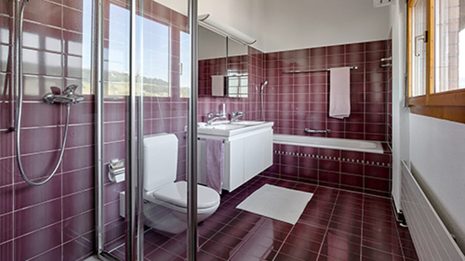 Ванна кімната до ремонту з червоною плиткою Ванна кімната до ремонту з червоною плиткою