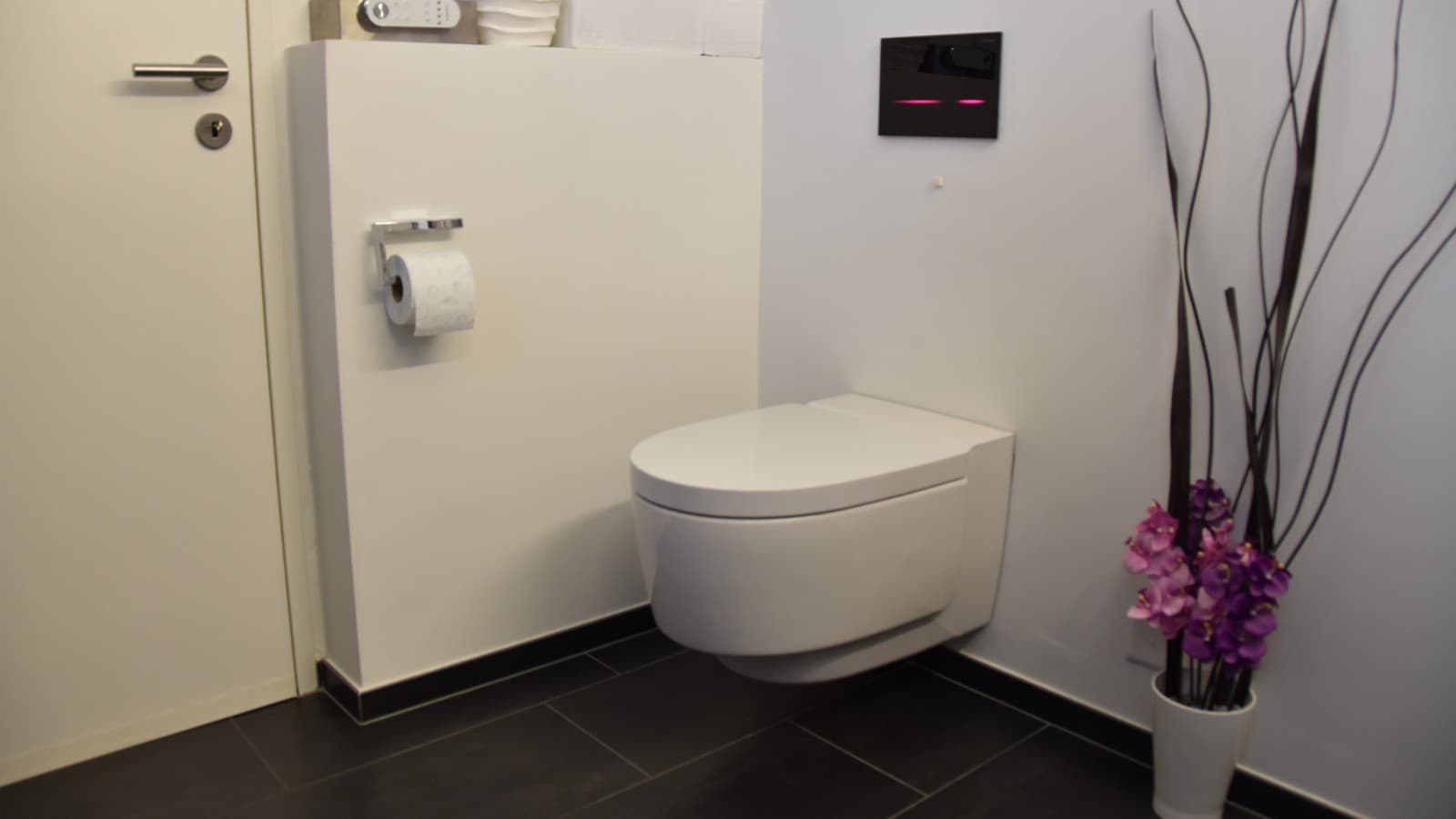 Ванна кімната після ремонту з різними продуктами Geberit Ванна кімната після ремонту з різними продуктами Geberit