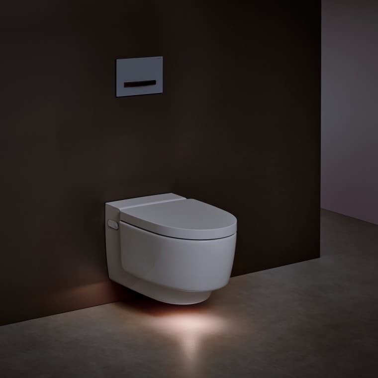 Унітаз-біде Geberit AquaClean Mera з ввімкненим підсвічуванням для орієнтування Унітаз-біде Geberit AquaClean Mera з ввімкненим підсвічуванням для орієнтування