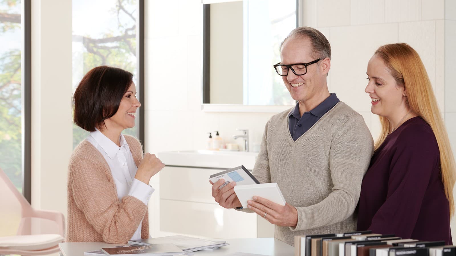 Клієнти на виставці ванних кімнат Клієнти на виставці ванних кімнат