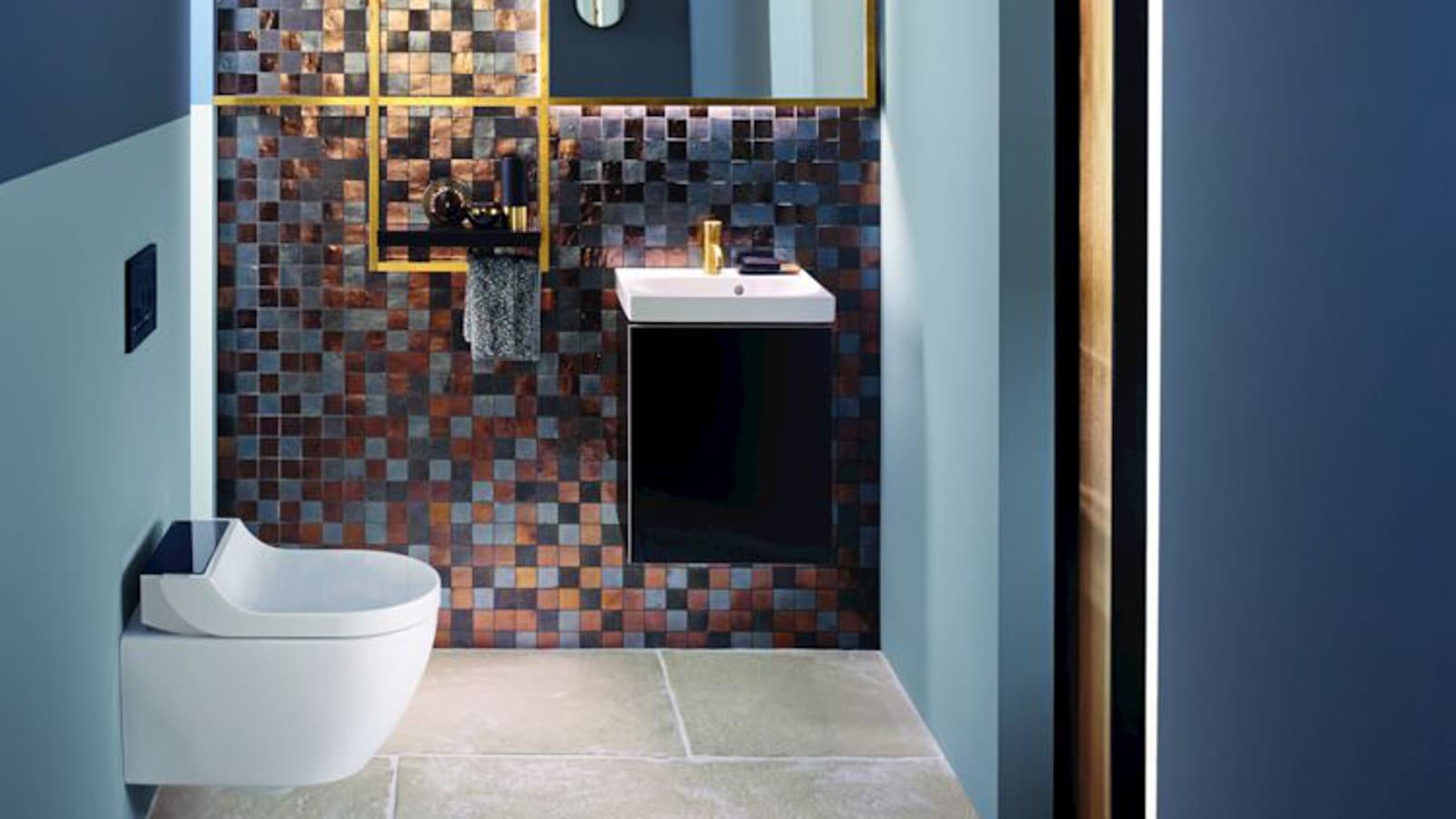 Золоті та мідні відтінки створюють теплу атмосферу в цій вбиральні для гостей Золоті та мідні відтінки створюють теплу атмосферу в цій вбиральні для гостей