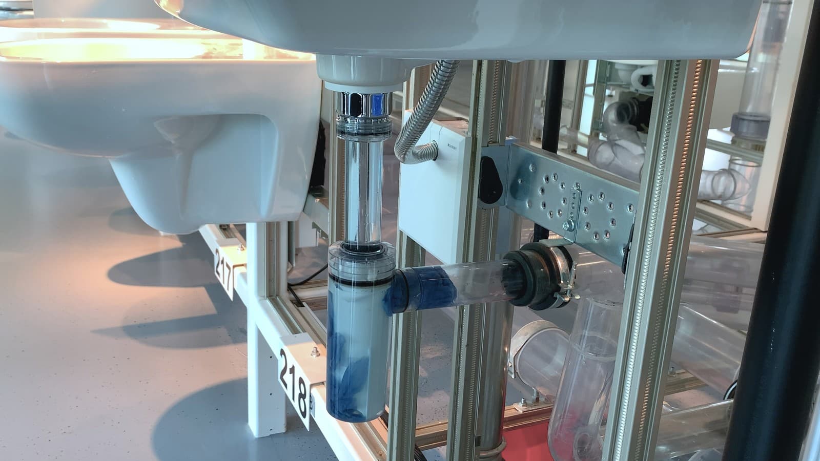 Засмічений злив в умивальнику Засмічений злив в умивальнику