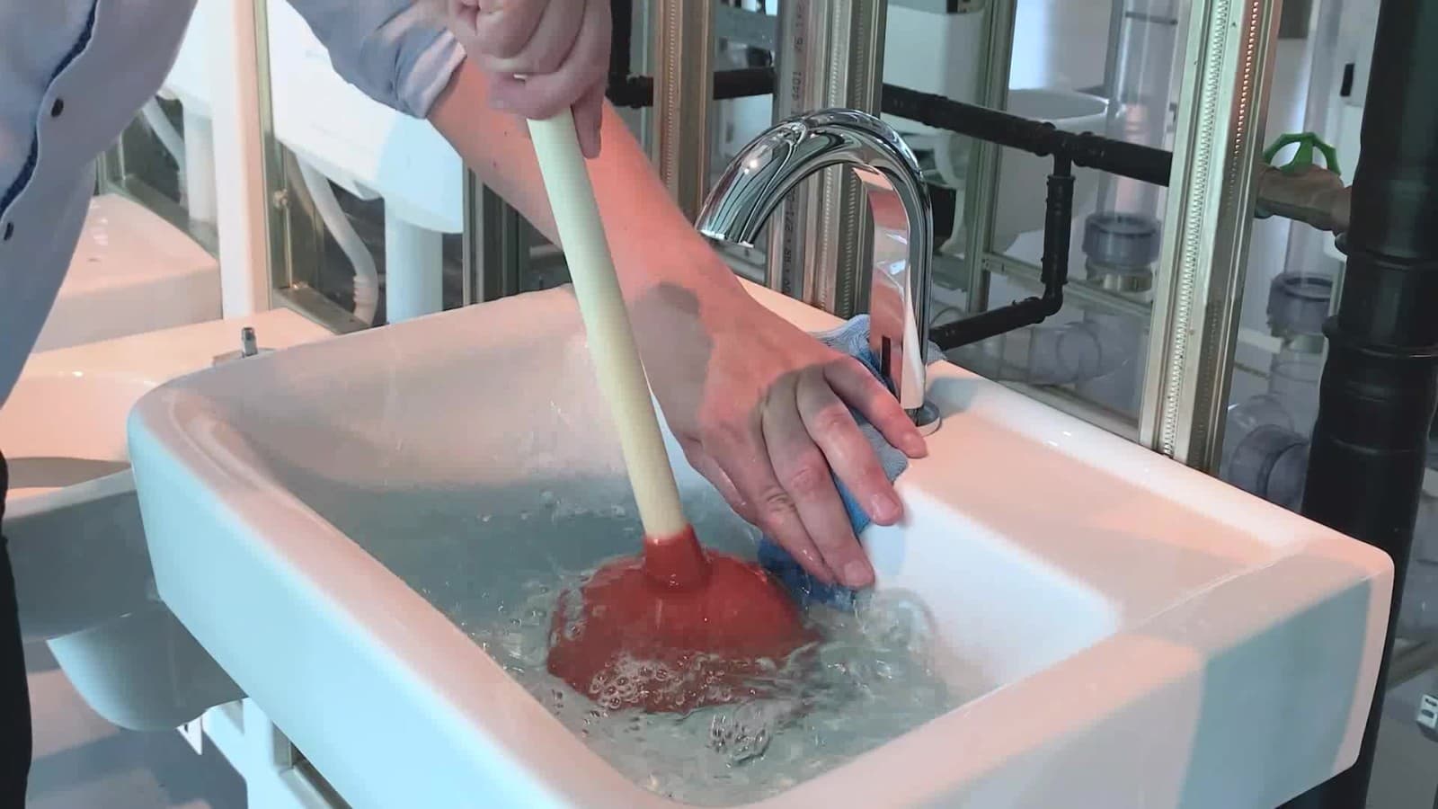 Присоска переміщують вгору-вниз Присоска переміщують вгору-вниз