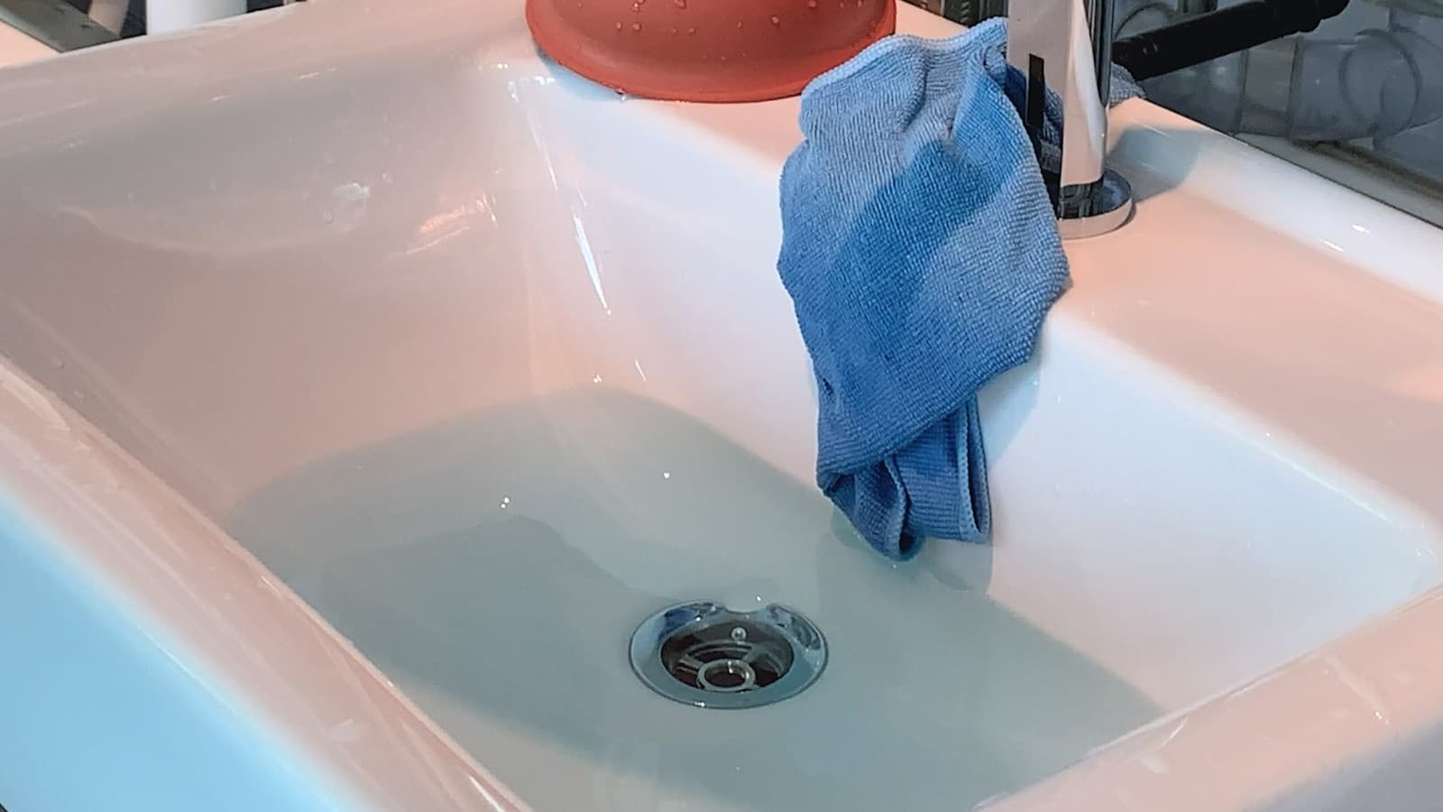 Вода зливається з умивальника Вода зливається з умивальника