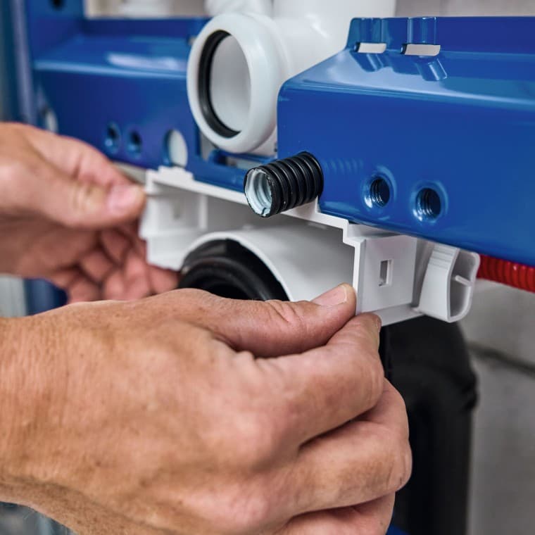 Фахівець з сантехніки встановлює монтажний елемент для унітаза та корпус Geberit Power & Connect Box. Фахівець з сантехніки встановлює монтажний елемент для унітаза та корпус Geberit Power & Connect Box.