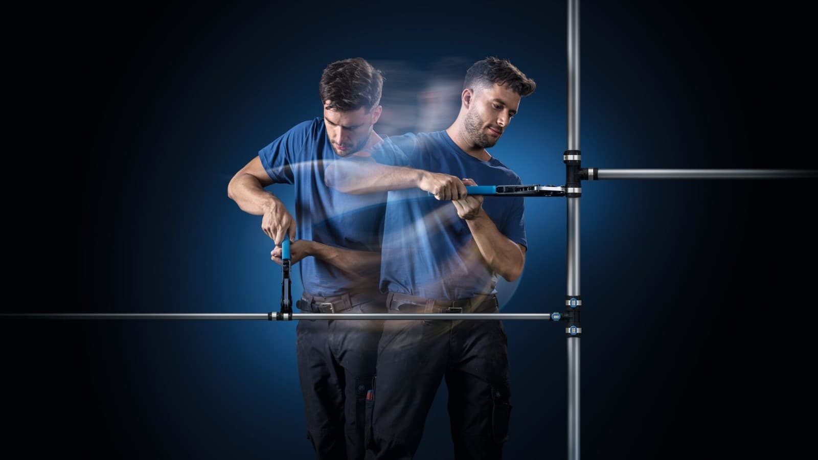 Інсталятор монтує труби FlowFit без зусиль Інсталятор монтує труби FlowFit без зусиль