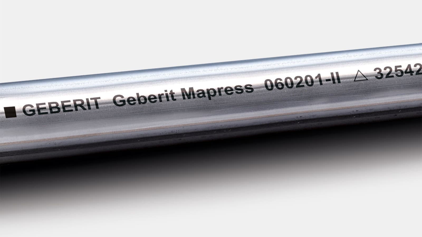 Чорне маркування позначає трубу системи Geberit Mapress із хромонікельмолібденової нержавіючої сталі Чорне маркування позначає трубу системи Geberit Mapress із хромонікельмолібденової нержавіючої сталі