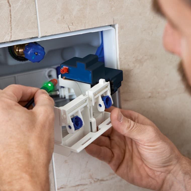 Відображення блоку живлення під час модернізації гігієнічного змивного пристрою HS05 сантехнічним фахівцем. Відображення блоку живлення під час модернізації гігієнічного змивного пристрою HS05 сантехнічним фахівцем.