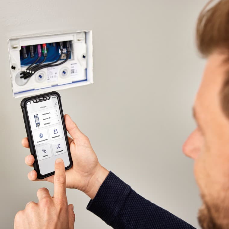 Налаштування санітарного змиву Geberit HS30 у бачку прихованого монтажу за допомогою застосунку Geberit Control. Налаштування санітарного змиву Geberit HS30 у бачку прихованого монтажу за допомогою застосунку Geberit Control.